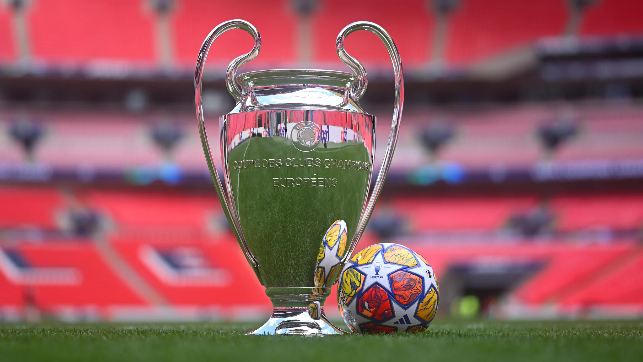 El trofeo y el balón, símbolos emblemáticos de la Champions League.