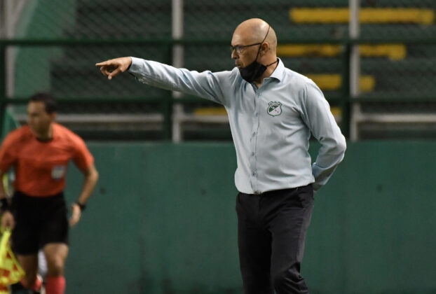 Alfredo Arias en su etapa como director técnico del Deportivo Cali.