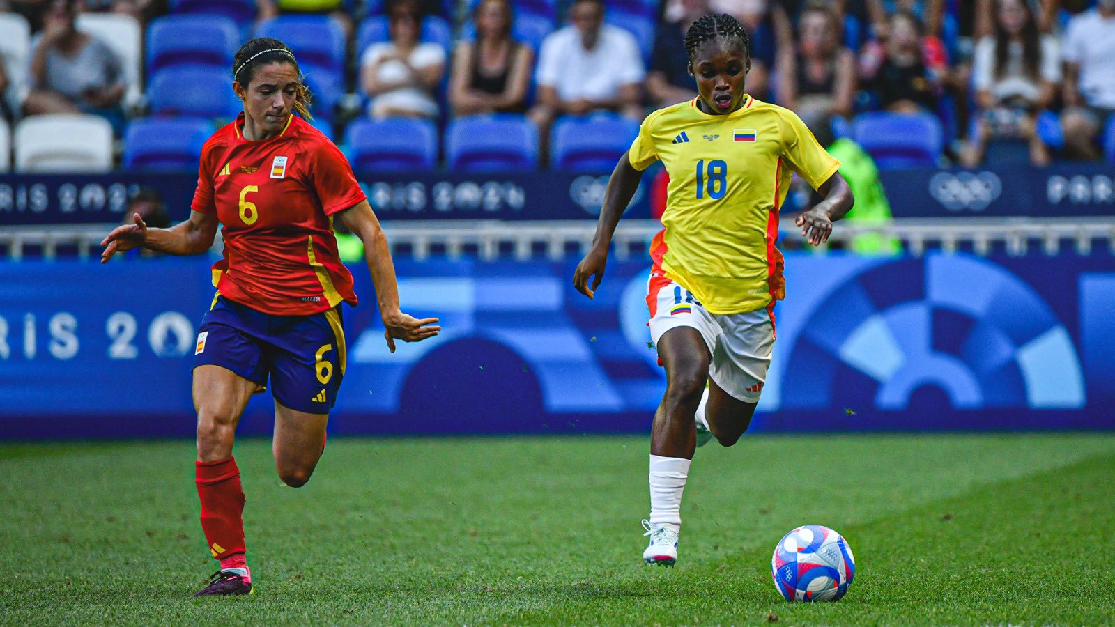 Linda Caicedo y Aitana Bonmatí en el duelo entre Colombia y España.