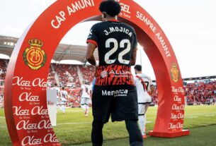 Johan Mojica listo para ingresar a la cancha antes del inicio del duelo entre Mallorca y Rayo Vallecas.