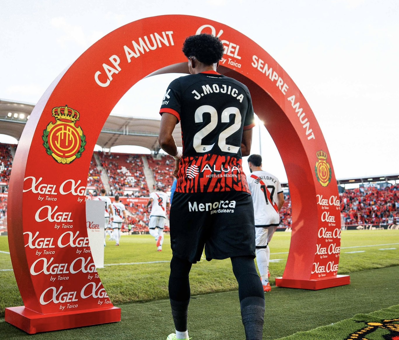 Johan Mojica listo para ingresar a la cancha antes del inicio del duelo entre Mallorca y Rayo Vallecas.