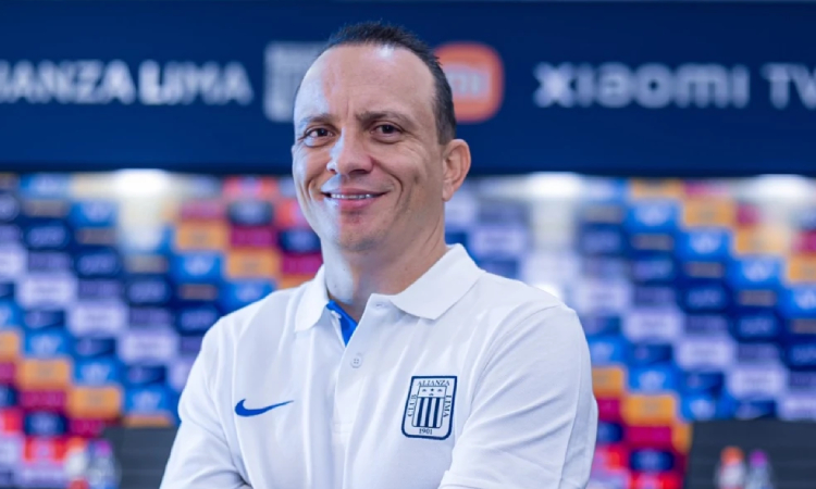 El técnico colombiano Alejandro Restrepo durante su etapa en Alianza Lima